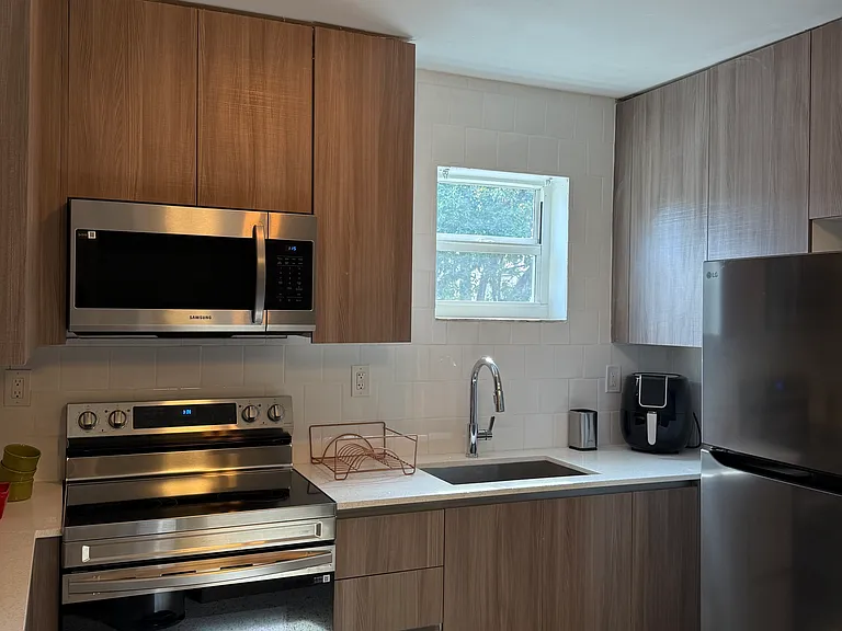 421 SW 9th St #1 — Photo 8