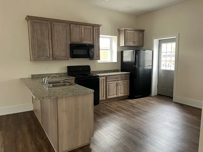 206 N Main St — Photo 1