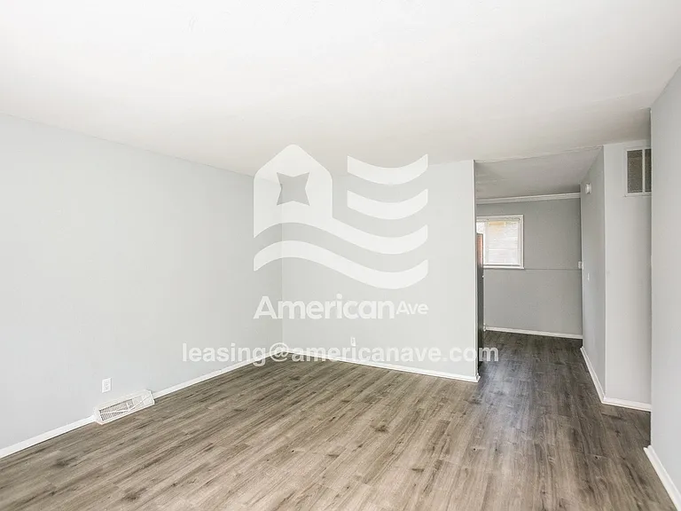 877911_005_living_room_12742490.jpg
