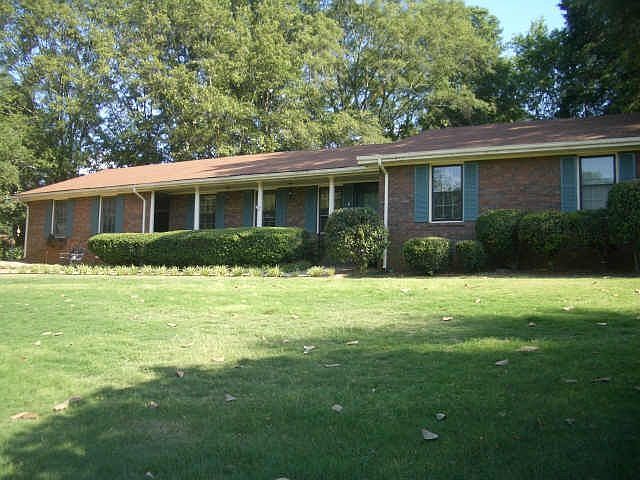 Classic 4 sided brick in the City limits of Cartersville, corner lot