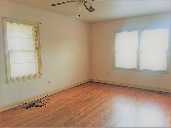 3rd image of 12 Westbrook Ln