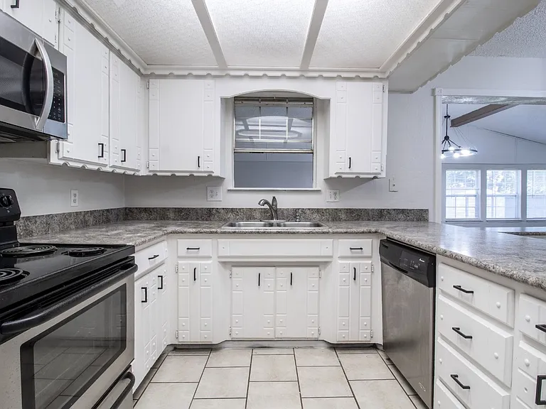 1009 NE 6th St — Photo 11