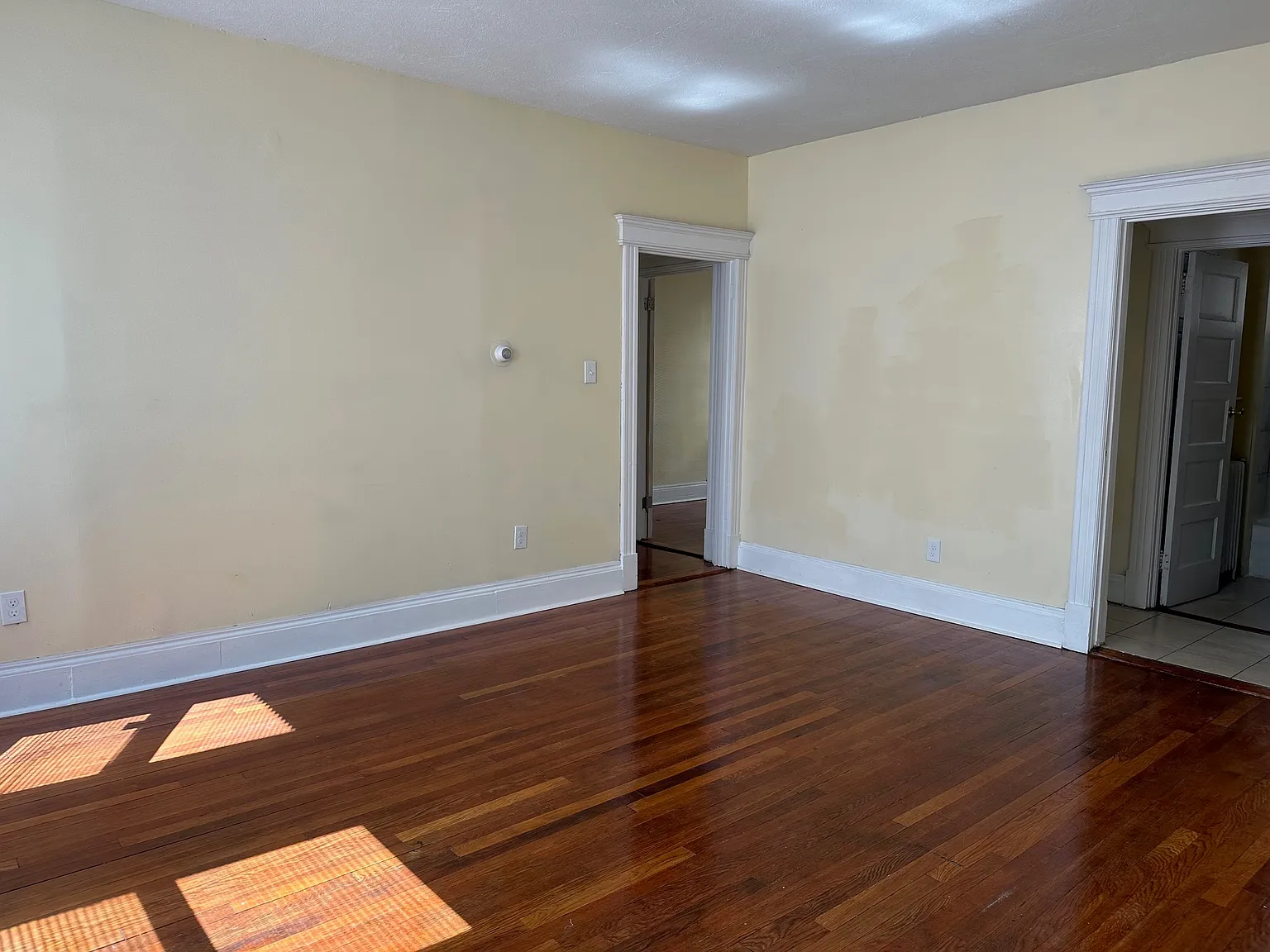 3 bed, 1100 sqft, $1,800 — Photo 2