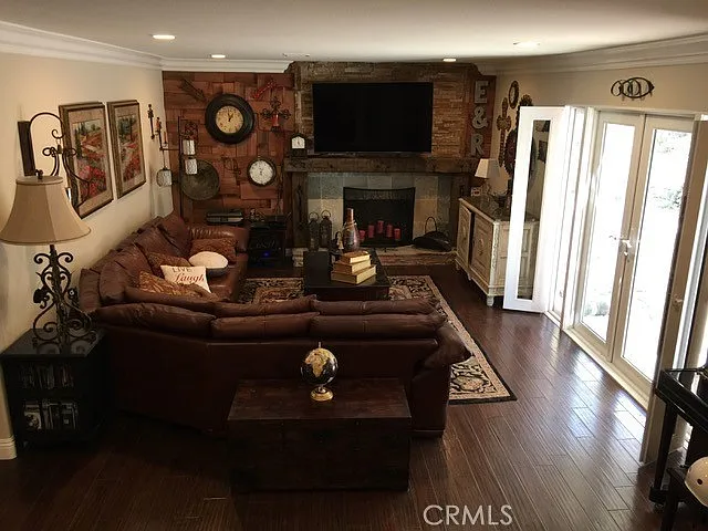 4 bed, 2320 sqft, $6,000 — Photo 3