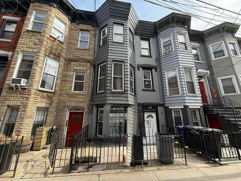 270 1/2 Summit Ave #3