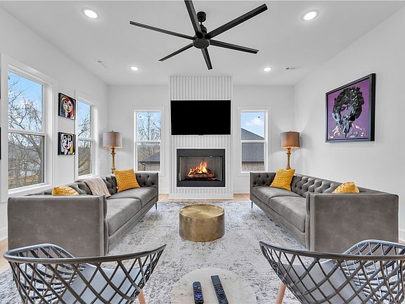 3rd image of 1421 Lee St