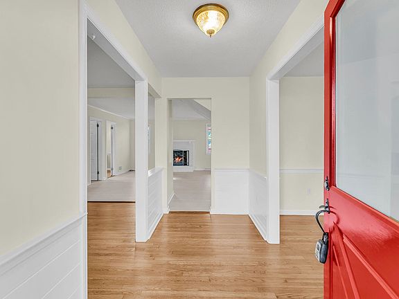 2nd image of 621 Fort Johnson Rd