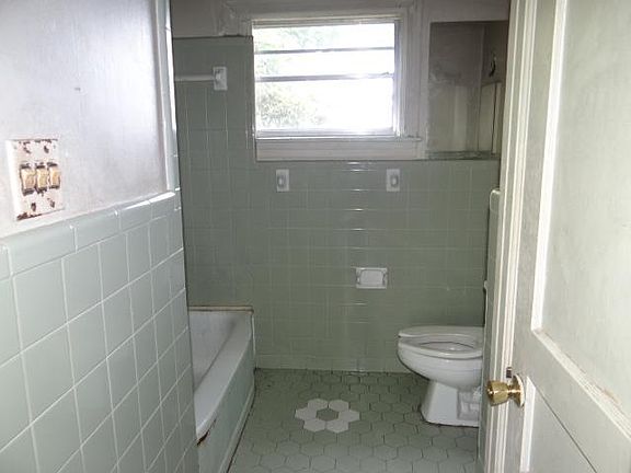 5th image of 913 Moisant St