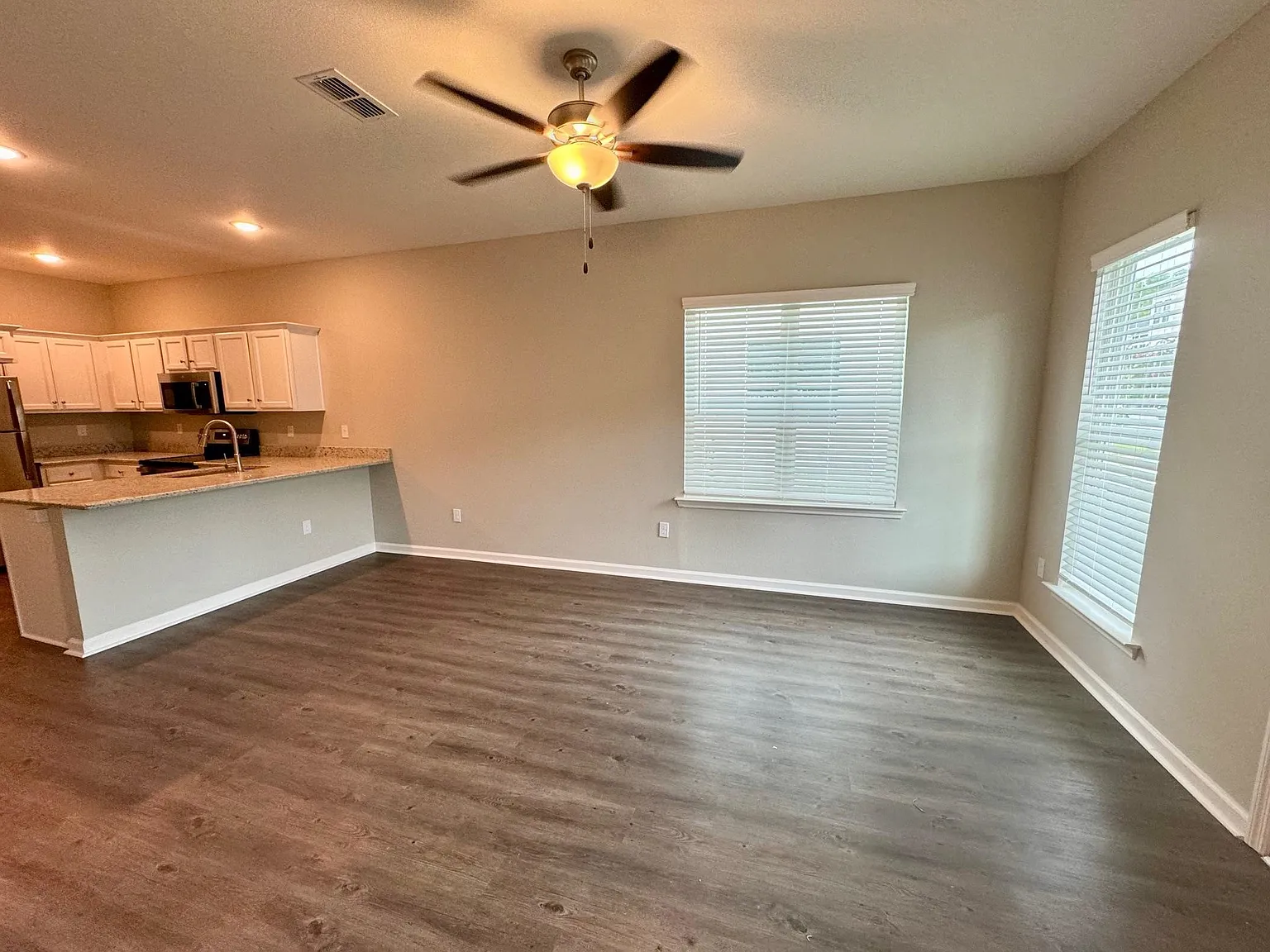 3 bed, 3.0 bath, 1280 sqft, $1,650 — Photo 2