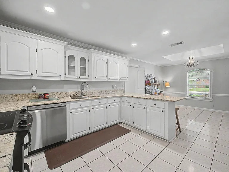 300 Cheyenne Dr — Photo 8