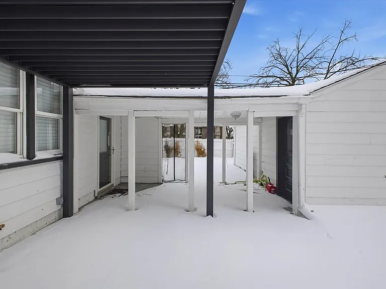 2896 Dorchester Rd — Photo 38