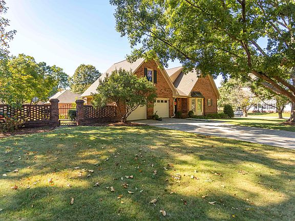 3rd image of 897 Pinemeadow Dr