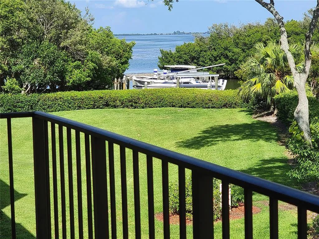 2 bed, 2.0 bath, 830 sqft, $2,500 — Photo 2