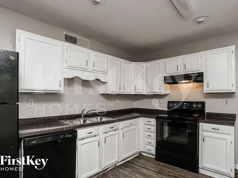 608 Nora Ln — Photo 6