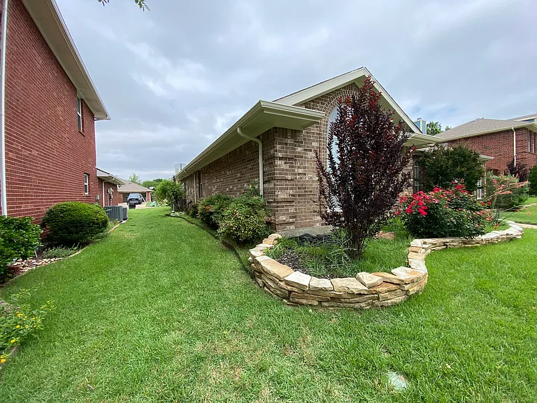 1011 Michelson Ln — Photo 2