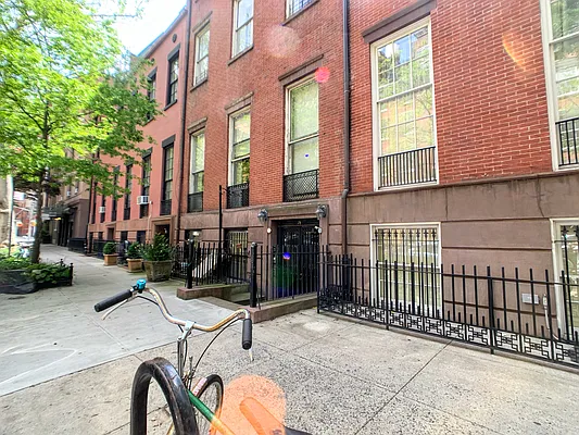 Rented by Anchor Associates | media 28