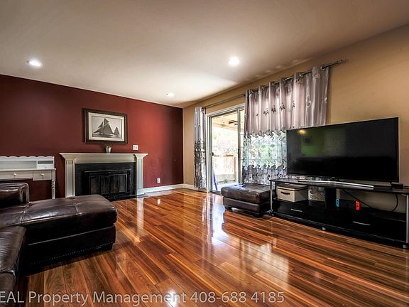 5th image of 876 Marilyn Dr