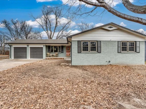 924 E Wedgewood Dr, Derby, KS 67037