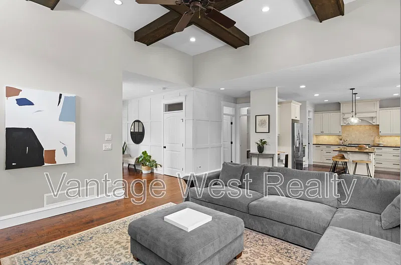 5 bed, 4.0 bath, 3382 sqft, $5,000 — Photo 3