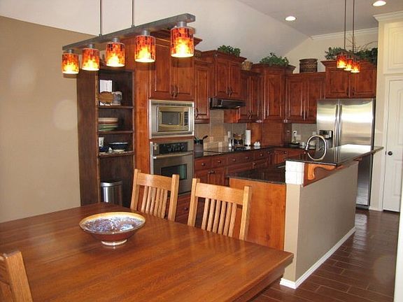 4th image of 3914 Caroline Ln