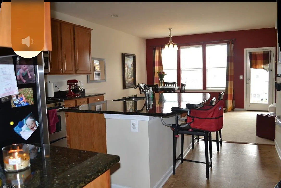 3 bed, 3.5 bath, 2000 sqft, $3,200 — Photo 2