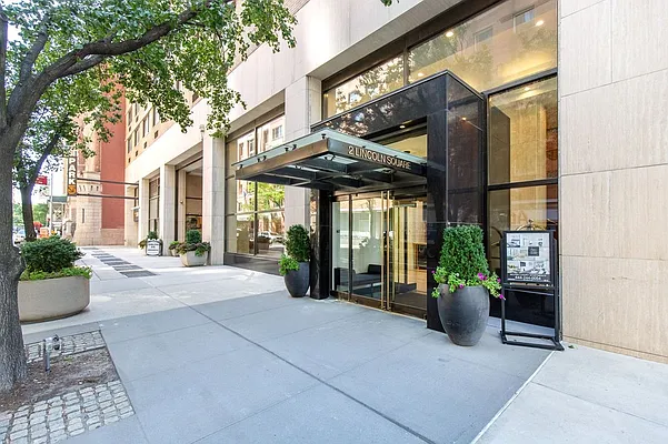 Rented by Greystar | media 11