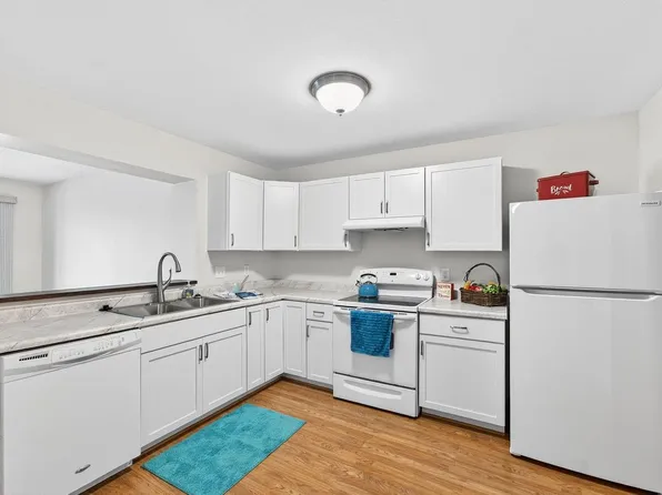 1659 South Carriage LANE #8, New Berlin, WI 53151