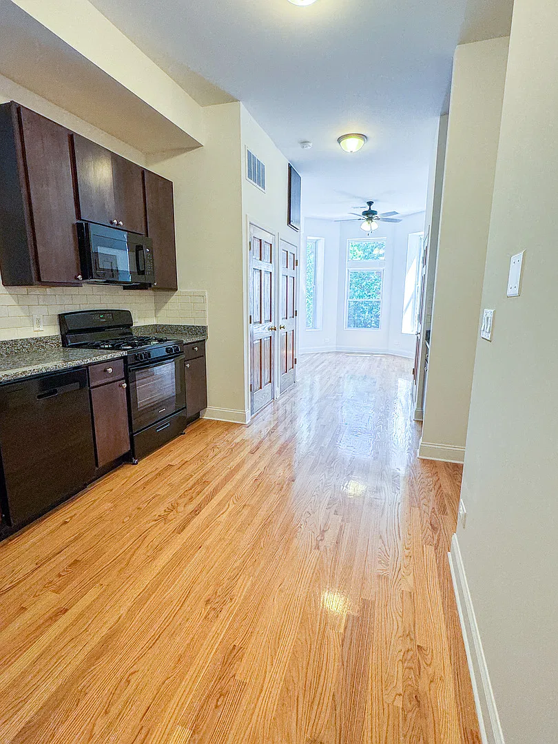 1 bed, 660 sqft, $2,400 — Photo 2