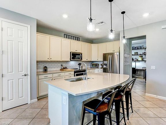 3rd image of 4590 Lamaida LN