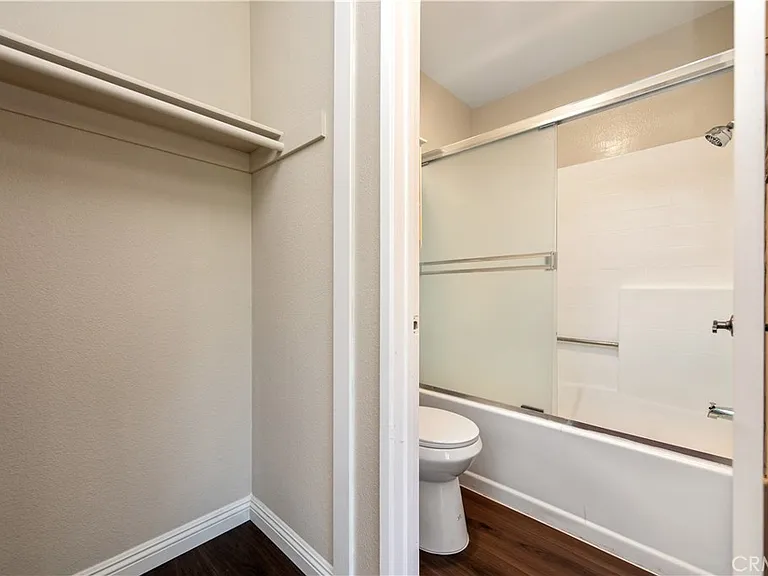 21 Giovanni Aisle — Photo 18