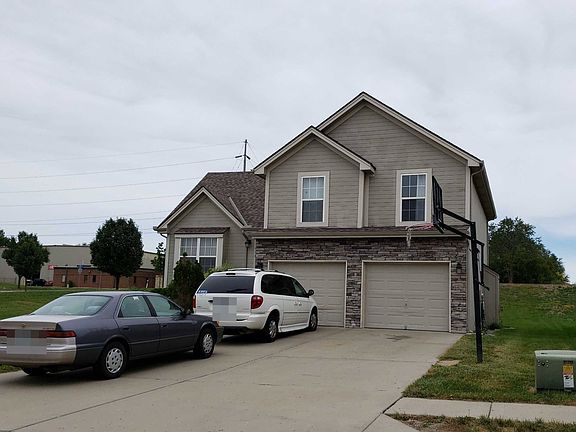 3rd image of 990 Sherman Dr
