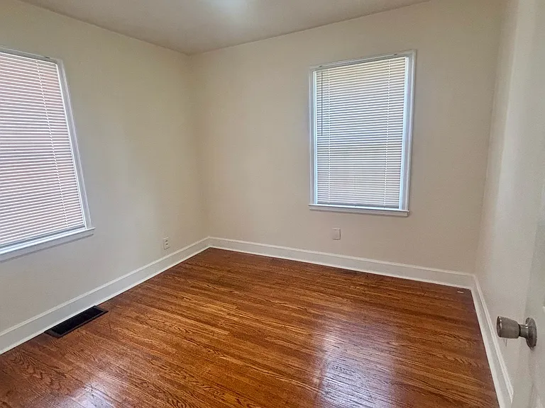 1305 Larchmont Ave — Photo 8