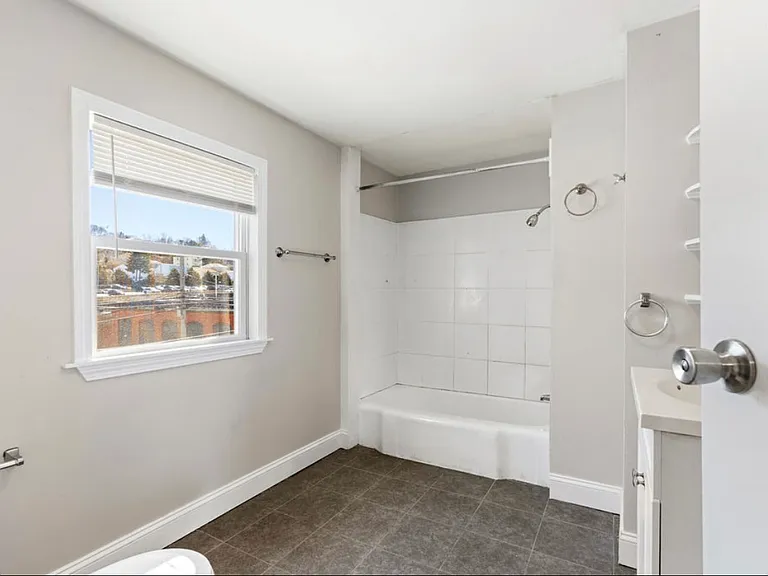 1690 N Main St #3 — Photo 10
