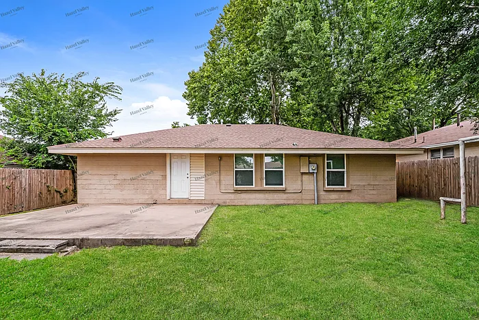 1100 Locust Dr — Photo 11