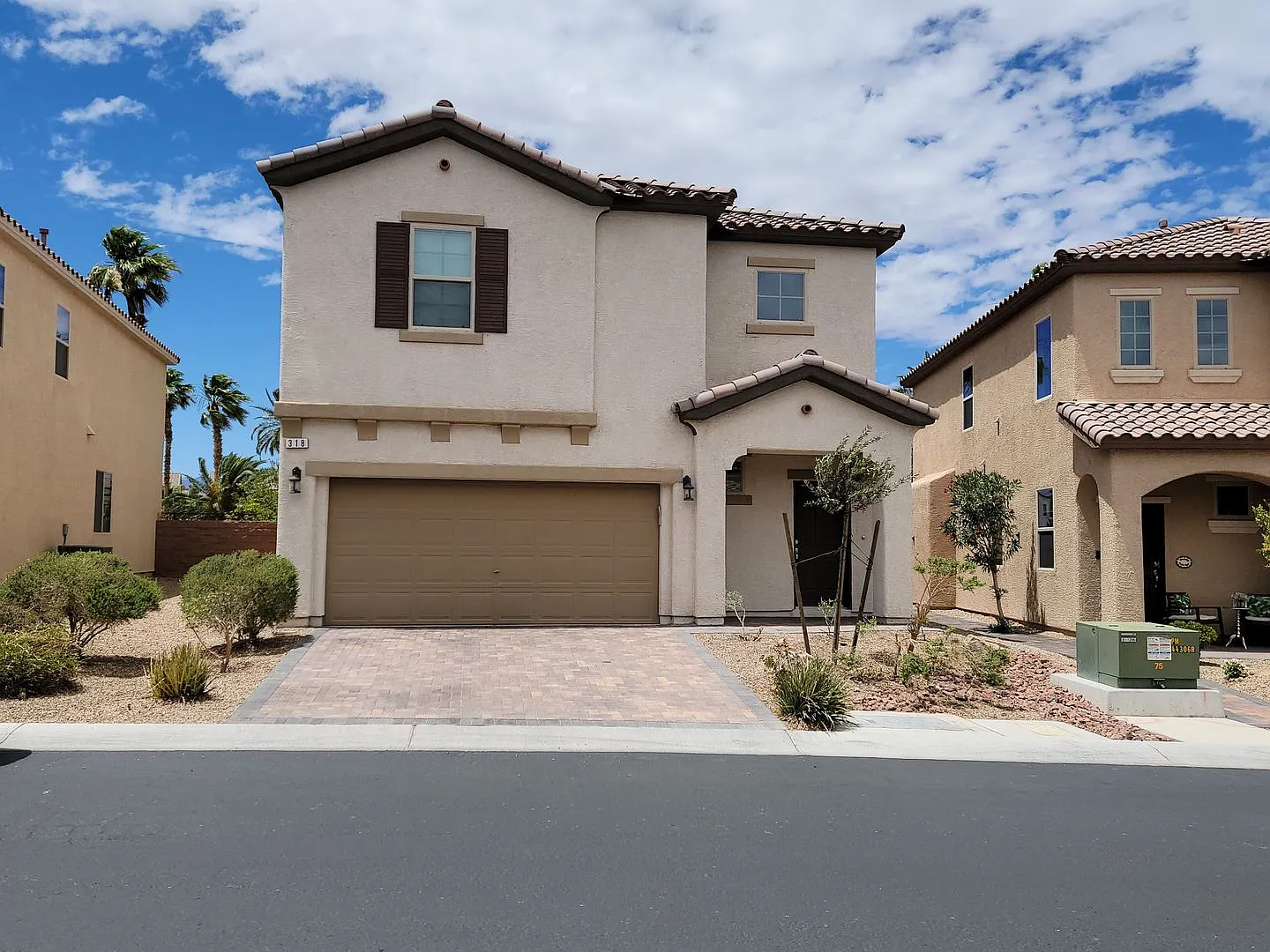 Beautiful Rhodes Ranch home overlooking the golf course — Photo 2