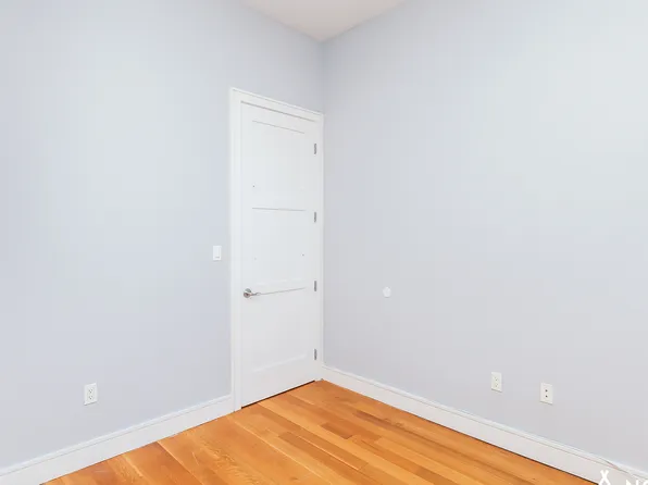 293 Irving Avenue image 7 of 8