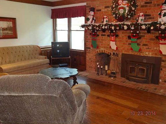 4th image of 225 Woodford Dr