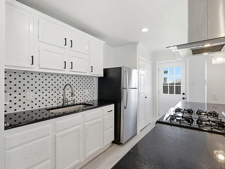 1002 Mardi Gras Ln — Photo 21