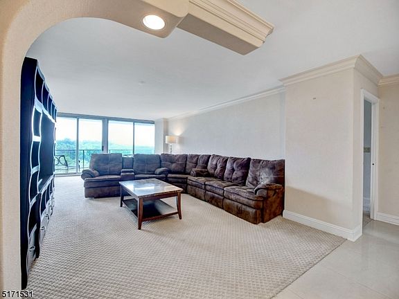 3rd image of 1 Claridge Dr APT 913