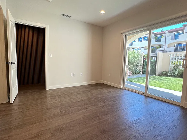 926 Warwick Ave — Photo 5