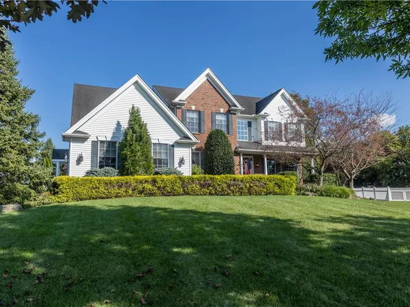 22 Creek Ct, Easton, PA 18040