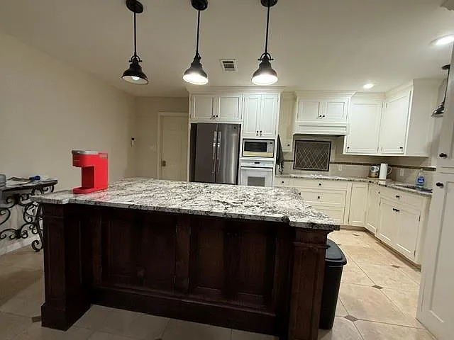 5 bed, 4.0 bath, 2382 sqft, $2,975 — Photo 3
