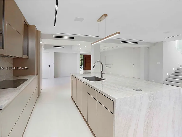 330 SW 19th Rd — Photo 10