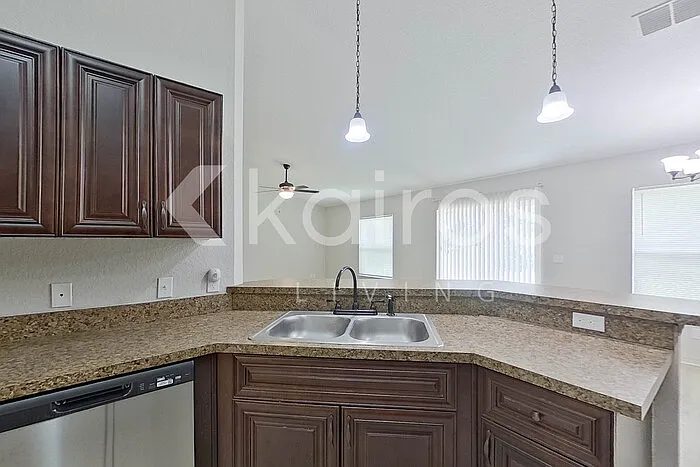 4 bed, 2.0 bath, 1747 sqft, $2,045 — Photo 4