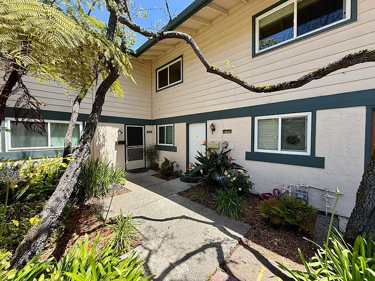 1254 Terra Nova Blvd — Photo 2
