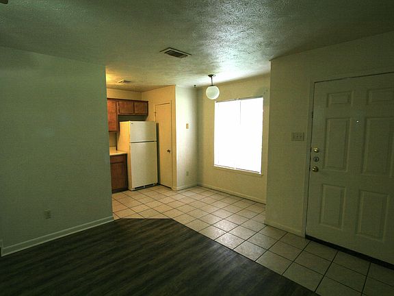 5th image of 2205 Young Pl #98C913683