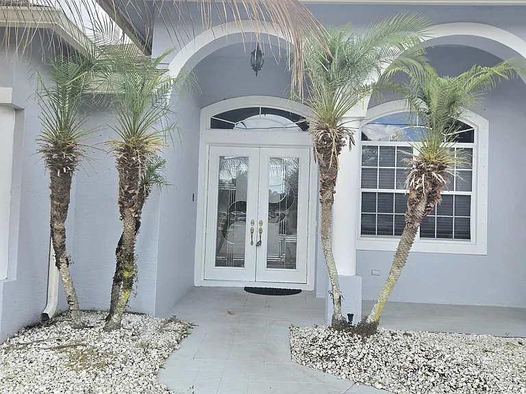 2472 SW Valnera St — Photo 3