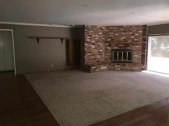 3rd image of 2210 Highland Oaks Dr