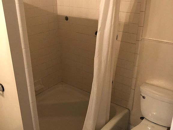 4th image of 15548 Leahy Ave