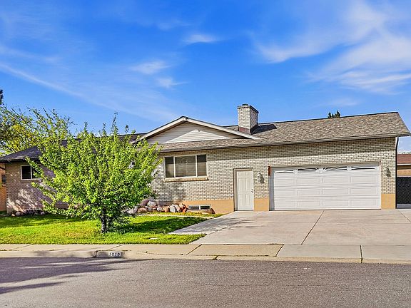 3rd image of 1019 E Maple Dr